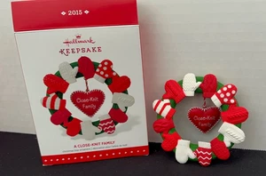 Vtg 2015 Hallmark "A CLOSE-KNIT FAMILY" Keepsake Ornament ~ Mitten WREATH ~Heart - Picture 1 of 7