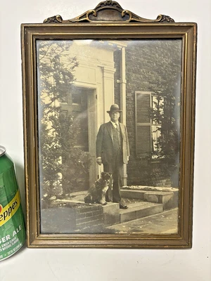 Antigua foto del hombre de la era Art Deco en blanco y negro con marco de madera tapa de desplazamiento ornamentada Foto 1 de 4