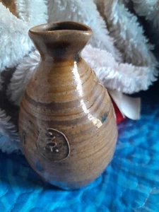 Jarra pequeña de cerámica asiática saki de 4 pulgadas de alto marcas laterales - Imagen 1 de 8