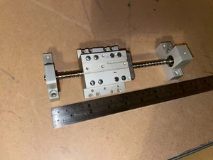 Tornillo de bola Issoku 500138-02 con cojinetes (180 mm) y soportes de fijación - Imagen 1 de 5