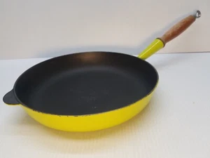 Lime green Cast Iron Enamel Le Creuset Cousances No. 28 Skillet Pan Wood Handle - Picture 1 of 23