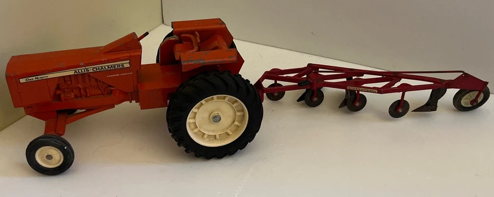 Tractor agrícola ERTL ALLIS CHALMERS ONE-NINETY 190 1967 de colección 1/16 y naranja arado Foto 1 de 4