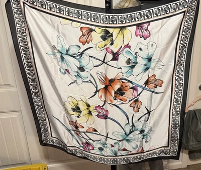 Bufanda Chico's Grande 41" Cuadrada Magnolia Floral Blanco Negro Borde Talla Única ¡NUEVA! Foto 1 de 2