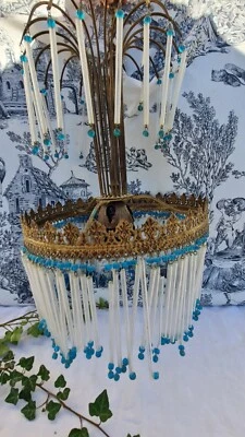 ANCIEN LUSTRE COURONNE BRONZE ET PAMPILLES EN VERRE ET BOULLES BLEUES - Photo 1/4