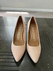 Calvin Klein BEIGE HELLBRAUN STRUKTURIERTER HOHER ABSATZ ELEGANTER PUMP GRÖSSE 9,5 M - Bild 1 von 4