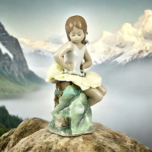 LLADRO 6877 "IN EINEM MAGISCHEN GARTEN" 9,5" GROSSE SKULPTUR MÄDCHEN AUF EINEM AST NEU BOX - Bild 1 von 8