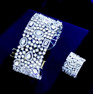 Brazalete y anillo de lujo enchapado en oro blanco de 14K con circonitas cúbicas llamativas Foto 1 de 4