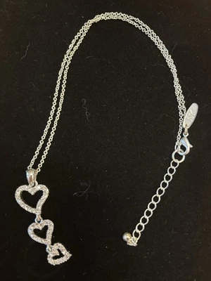 Collar Plata Triple Corazón Ajustable 16" a 18" New York & Co Colgante Foto 1 de 4