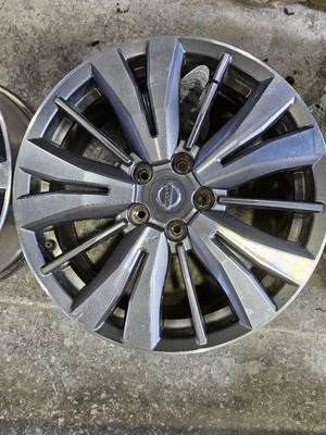 Llanta Nissan Pathfinder 2017-2020 18x7-1/2 aleación mecanizada pintada radios en V Foto 1 de 4