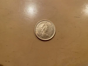 1977 Hong Kong 50 Fifty Cents Coin - Excellent Condition - Picture 1 of 2