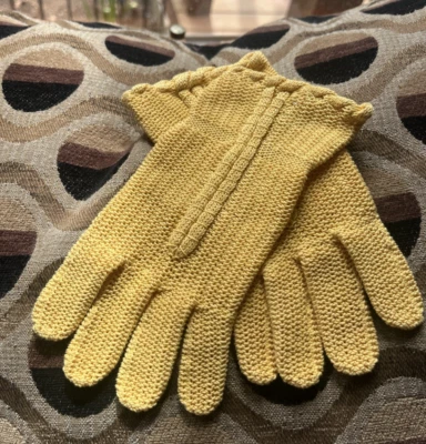 Guantes pequeños vintage para damas, guantes derechos de punto de algodón amarillo Foto 1 de 4