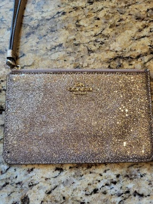 Pulsera Coach dorada metálica Foto 1 de 4