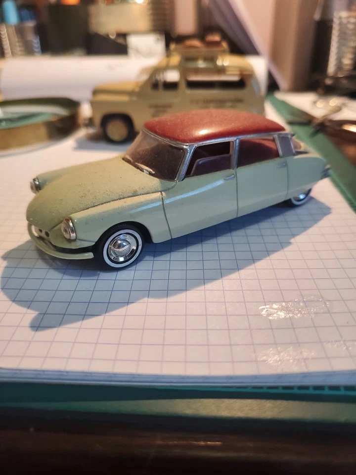 SOLIDO ECHEL  1 /43 DS 19  DE 1956 BEIGE ET TOIT BORDEAU - Photo 1/1