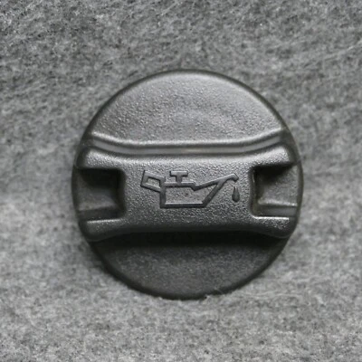 Tapa de llenado de aceite de motor Nissan Versa 2009-2011 1,6 OEM 73407 Foto 1 de 4