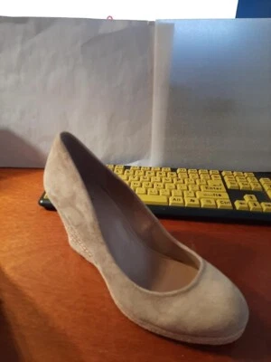 ¡NUEVO! Bomba Charles by Charles David Wdege Beige Talla 9 Foto 1 de 4