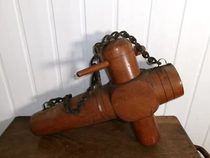 ANCIEN ÉNORME robinet de fût tonneau bois sculpté artisanal  2.6 Kg Chaine métal - Picture 1 of 9