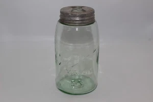 ANTIGUO FRASCO DE CONSERVAS DE CUARTO DE GALÓN DE VIDRIO VERDE CLARO DE ALBAÑIL DE BOLA CON TAPA DE INSERCIÓN DE VIDRIO - Imagen 1 de 7