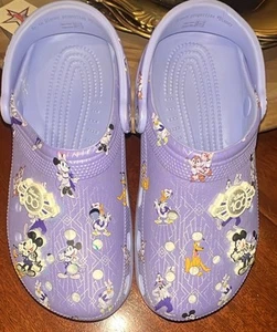 Zuecos Disney 100 Crocs Púrpura Minnie Mickey Goofy Donald Edición Limitada W8/M6 - Imagen 1 de 14