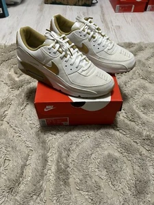 Nike Air Max 90 SE "World Wide" White/Metallic Gold DA1342-170 10 WMNS 11.5 - Picture 1 of 7
