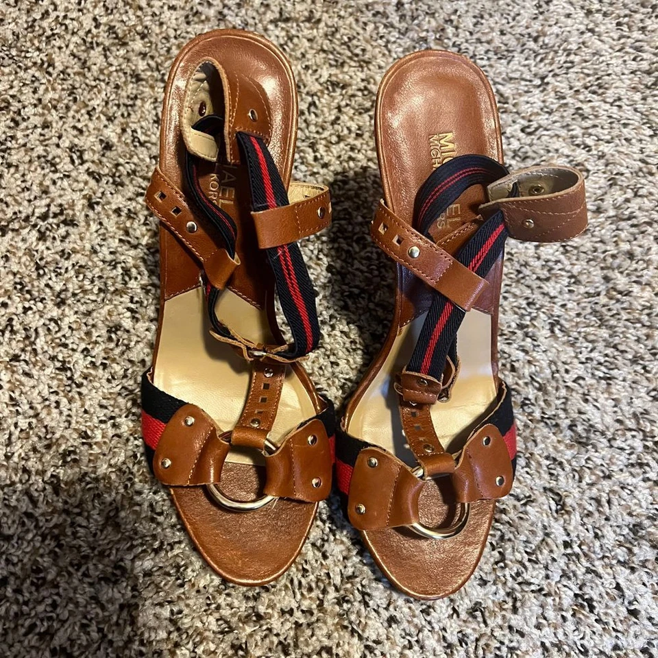 Sandalias Michael Kors de cuero marrón con detalle de rayas rojo marino y herrajes dorados Foto 1 de 4