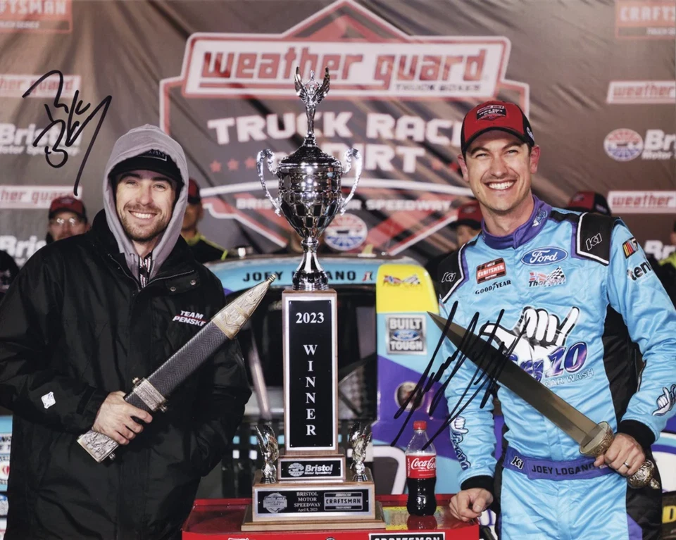 2X AUTOGRAPHED 2023 Joey Logano & Ryan Blaney #66 Truck Series BRISTOL DIRT WIN Foto 1 de 1