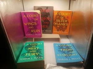 Sarah J Maas A Court of Thorns and Roses ACOTAR 5 Book Lot Set Paperback 1 Hard - Imagen 1 de 15