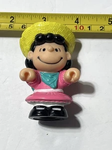 Figura de piel Peanuts Lucy Van vestido rosa sombrero amarillo 2,5" juguete coleccionable - Imagen 1 de 2
