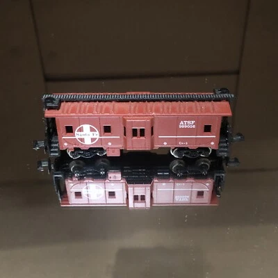 Unbranded N Scale ATSF Santa Fe #999056 Bay Window Caboose. Very Nice ! - Image 1 of 4