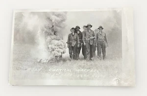 Máscara de gas de guerra química Guardia de Nueva York 56º Regimiento RPPC POSTAL PRIMERA GUERRA MUNDIAL SEGUNDA GUERRA MUNDIAL - Imagen 1 de 4