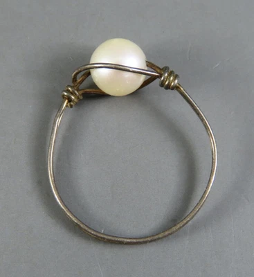 Vintage STERLING SILVER WIRE RING Artisan Boho Sculpture SINGLE CREAM PEARL sz 8 - Image 1 of 4