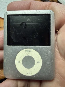 Apple iPod Nano 3rd Generation SILVER 4GB BROKEN - Picture 1 of 4