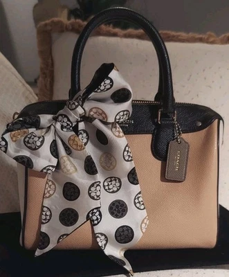 Bufanda ajustada de seda Coach Signature gris dorada negra Foto 1 de 4