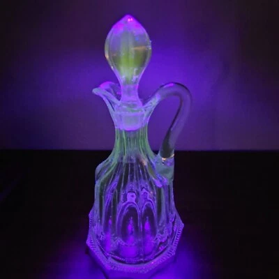 Antigua jarra de vidrio transparente EAPG 10 paneles base decagonal brillo UV años 1890-1920 Foto 1 de 4