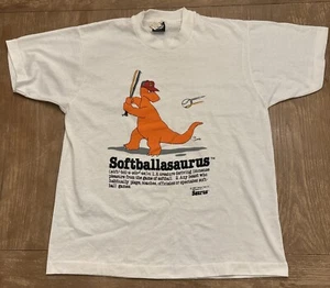 Vintage Saurus 1986 Softballasaurus T-Shirt NOS Größe L Einzelnaht weiß - Bild 1 von 9
