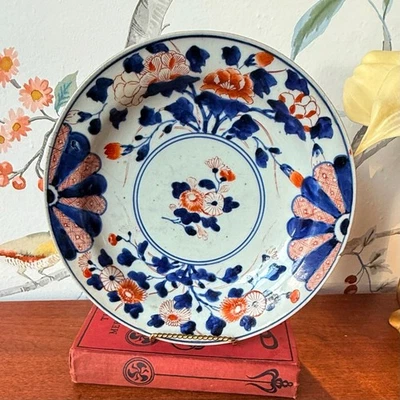 Placa de porcelana Arita Imari 9" com reparo de grampos de período, Edo tardio-início Meiji - Imagem 1 de 4