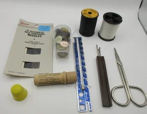 Lotto utensili da cucire vintage anni 60-70 The Boye ago cucitura strappo bottone forbici ditale - Foto 1 di 13