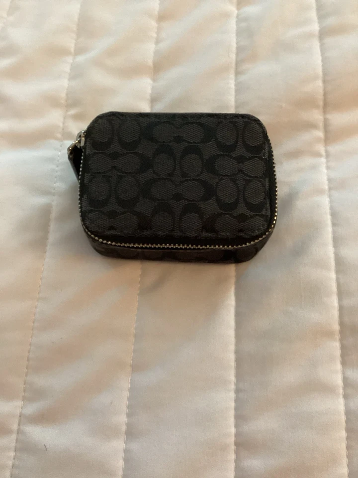 Estuche para pastillas de lona negra Coach Signature, solo estuche, usado Foto 1 de 4