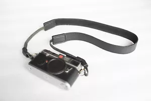 Tracolla per fotocamera in vera pelle fatta a mano per fotocamera MALVAGIO 63 - Foto 1 di 7