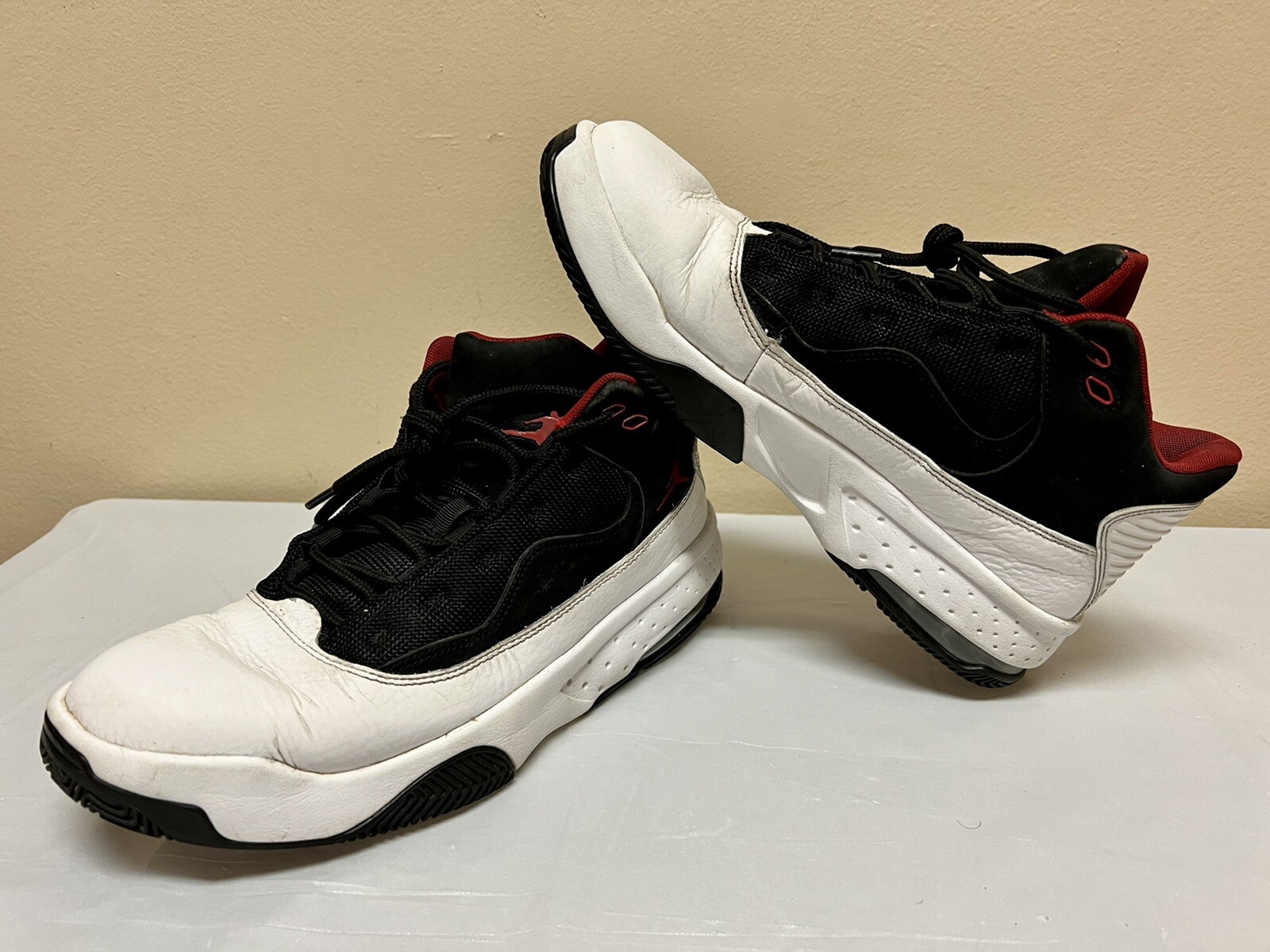 Air Jordan Max Aura 2 White Gym Red 
