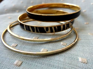 J. CREW ARMBÄNDER - ZWEI EMAILLE-SETS GOLDFARBEN SCHWARZ & SCHWARZ WEISS TIERMUSTER SEHR GUTER ZUSTAND - Bild 1 von 10