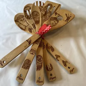 Hygnn 5 Pezzi Star Wars Utensili da Cucina in Legno di Bambù, Arredamento Casa Nuovi - Foto 1 di 10