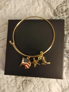 Brazalete de alambre Avon Heartland Pride con dije - Imagen 1 de 2