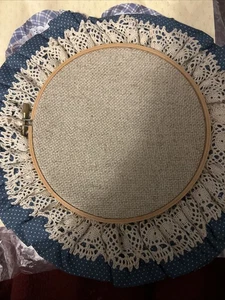 Vintage beige/blau Spitze Deckchen auf Holz 6 1/2" Hoop Cottagecore Dekor - Bild 1 von 4