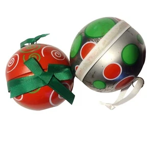 Set 2 Ornamenti in Metallo Tema Natale Rosso Verde Pois Sorpresa Confezione Regalo - Foto 1 di 5