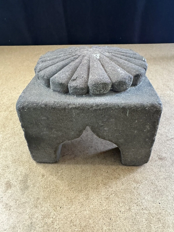 Antigua base de altar de piedra tallada a mano con diseño de loto - 5,9 libras Foto 1 de 4