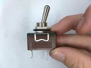 PALANCA DE INTERRUPTOR BULGIN C3900BE SPST 20A 125V 1/PAQUETE - Imagen 1 de 3