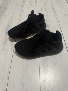 Adidas Zapatos Niños Negro Talla 12.5c Excelente Estado Se envía Hoy - Imagen 1 de 5