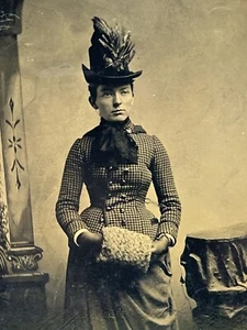 Foto tipo tinte hermosa mujer joven sombrero de copa plumas manguito a cuadros moda - Imagen 1 de 3