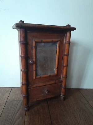 Meuble Armoire De Poupée Ancien en bois Imitation Bambou - Photo 1/4