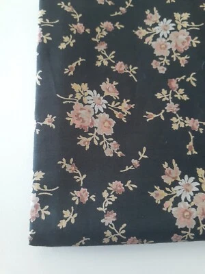 Винтажная хлопчатобумажная ткань Liberty 1 ярд 1 фут с черным цветочным рисунком - Изображение 1 из 4